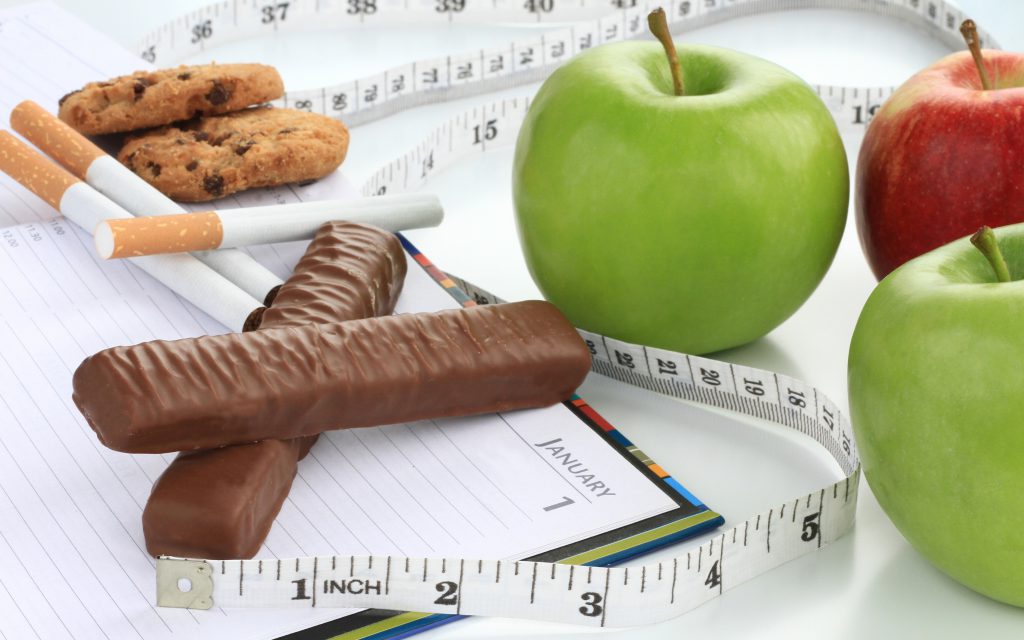 Dejar de fumar engorda - alimentos sanos, libro de recetas,  cinta métrica y cigarrillos