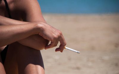 Fumar en la playa, una triste realidad en la costa española